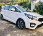 Kia Rondo MT 2020 - Gia đình tôi cần bán Kia Rondo 2020, số sàn, màu trắng tinh mơ đẹp