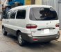 Hyundai Starex 2004 - Gia đình cần bán bán tải Huyndai Starex 2004, số sàn, 800kg, màu trắng