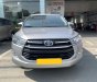 Toyota Innova E 2019 - Cần bán gấp Toyota Innova E đời 2019, màu bạc