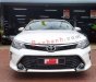 Toyota Camry   2.0E 2019 - Cần bán gấp Toyota Camry 2.0E sản xuất 2019, màu trắng 