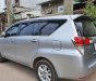 Toyota Innova 2016 - Cần bán lại xe Toyota Innova 2.0E sản xuất năm 2016, màu bạc xe gia đình