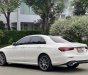 Mercedes-Benz E300 2022 - Màu trắng, nội thất nâu